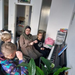 Sprachenlernen und Integration für ukrainische Flüchtlingskinder durch Sport und Musik